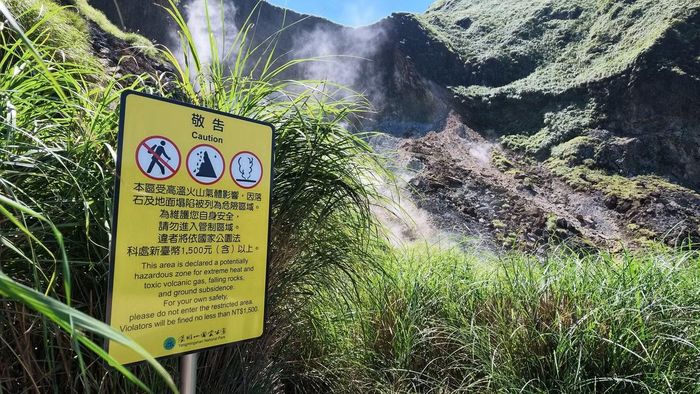Nhưng đây không phải một điểm tham quan thông thường. Những khu vực có khí địa nhiệt hoặc nhiệt độ cao đều được cảnh báo và giới hạn tiếp cận. Thiên nhiên ở đây vẫn đang tiếp tục vận động, dù núi lửa không còn phun trào như trong quá khứ.
