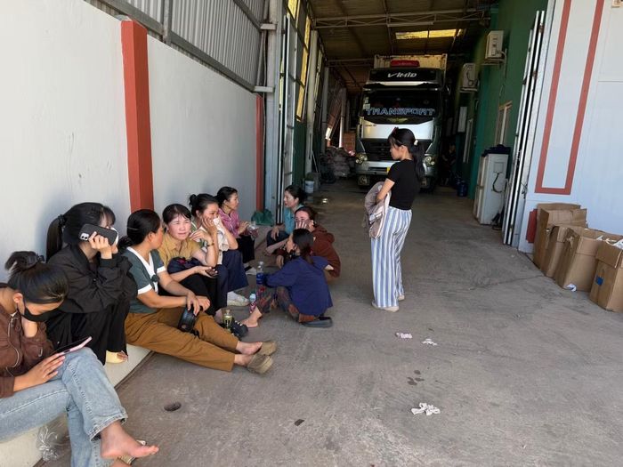 Một số công nhân đã vào được bên trong.