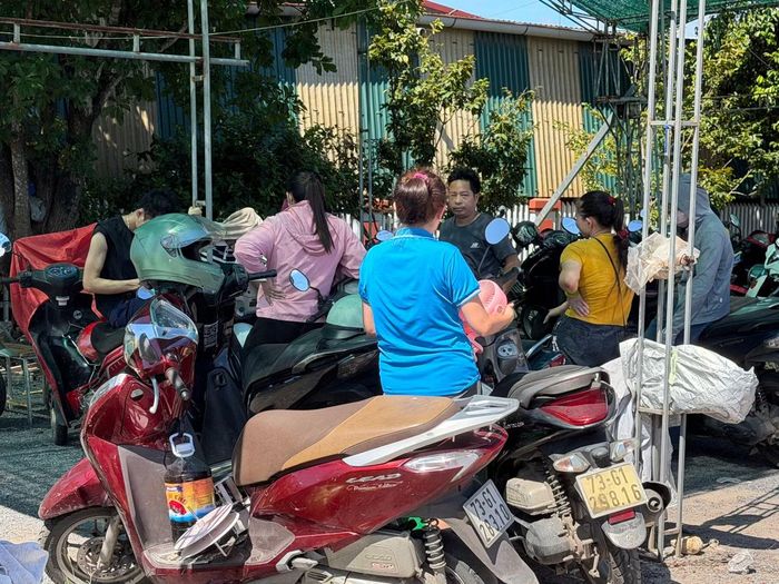 Công nhân ngồi trong các nhà xe.