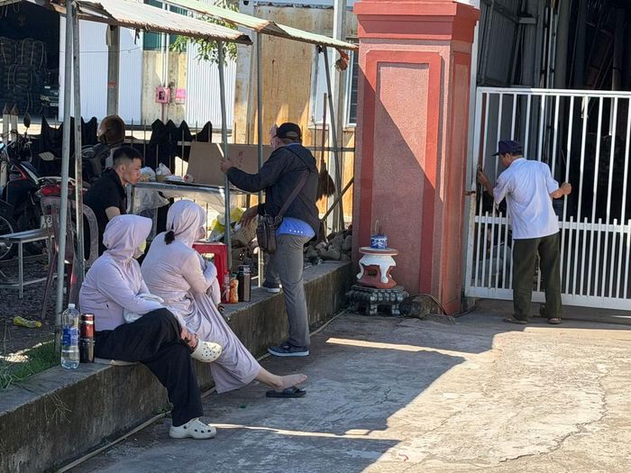 Đối diện công nhân là các bảo vệ mà không có lãnh đạo công ty.