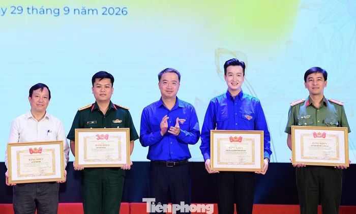 Bí thư T.Ư Đoàn Nguyễn Tường Lâm trao Bằng khen của T.Ư Đoàn cho đại diện 4 tập thể: Ban Thanh niên Công an nhân dân; Thành Đoàn Hà Nội; Ban Thanh niên Quân đội, Tạp chí Thanh niên (từ phải sang). Ảnh: Xuân Tùng