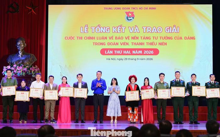 Bí thư T.Ư Đoàn, Chủ tịch T.Ư Hội LHTN Việt Nam Nguyễn Kim Quy và TS. Lê Thị Chiên - Chánh Văn phòng Ban Chỉ đạo 35, Học viện Chính trị Quốc gia Hồ Chí Minh trao giải C cho các tác giả.