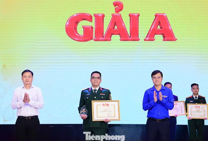 Tác giả Nguyễn Trung Anh nhận giải A với tác phẩm “Sự im lặng của người đúng - Nguy cơ lớn nhất trong cuộc chiến tư tưởng hiện nay”. Ảnh: Xuân Tùng