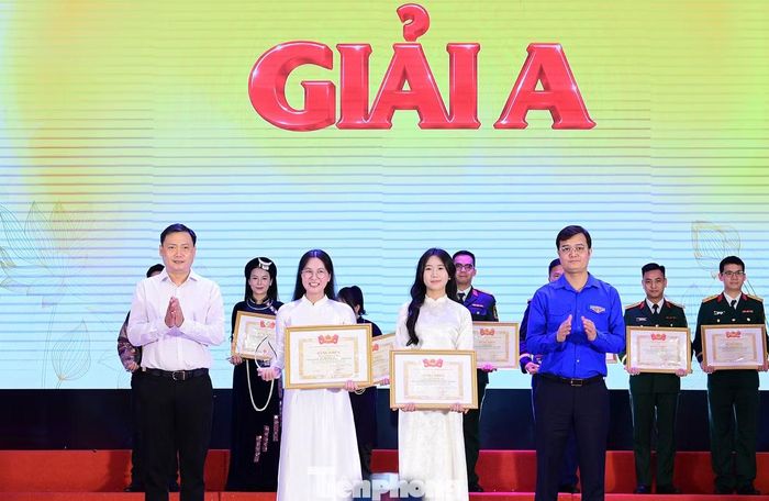 Nhóm tác giả giành giải A với tác phẩm “Quyết tâm “nói đi đôi với làm” nâng tầm quản trị Chính phủ hiện đại". Ảnh: Xuân Tùng