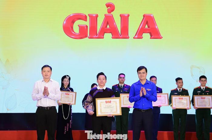 Tác giả Sùng A Lằng nhận giải A với tác phẩm “Bảo vệ nền tảng tư tưởng của Đảng trong kỷ nguyên số - trách nhiệm của thanh niên dân tộc thiểu số từ thực tiễn Xã Lao Chải, tỉnh Lào Cai”.