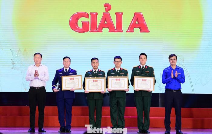 Nhóm tác giả tác phẩm “Bám biển giữa dòng luận điệu “bán biển” nhận giải thưởng.