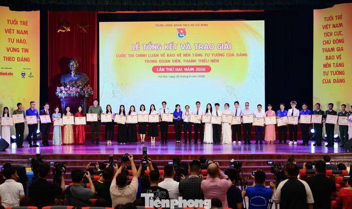 Bí thư T.Ư Đoàn, Chủ tịch Hội đồng Đội T.Ư Hồ Hồng Nguyên và Phó Bí thư Đảng uỷ Trung ương Đoàn, Phó Trưởng Ban Chỉ đạo 35 Đảng uỷ T.Ư Đoàn Nguyễn Thanh Tùng trao giải Khuyến khích cho các tác giả. Ảnh: Xuân Tùng