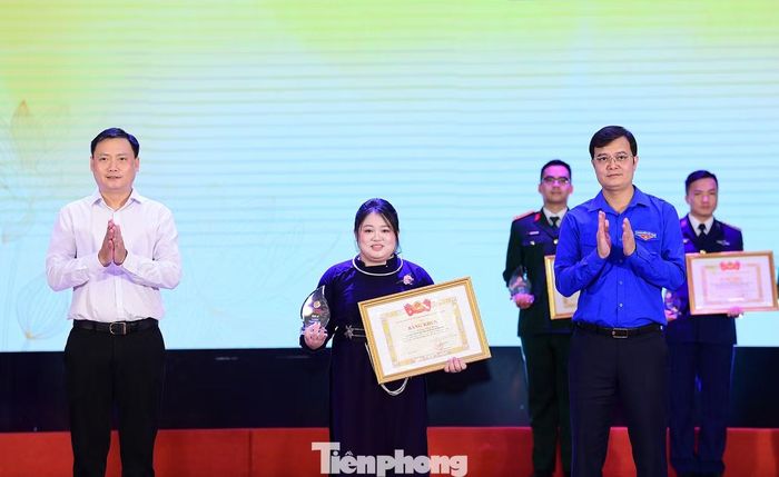 Tác giả Hoàng Diệp Hằng nhận giải A với tác phẩm “Kiến tạo niềm tin số”. Ảnh: Xuân Tùng