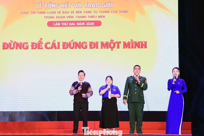  Bốn tác giả đạt giải A đồng thanh truyền thông điệp "Đừng để cái đúng đi một mình". ﻿Ảnh: Xuân Tùng 