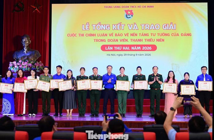 Bí thư T.Ư Đoàn Nguyễn Tường Lâm và Đại tá Lê Cảnh Đức - Phó Chủ nhiệm Chính trị Bộ tư lệnh 86, Bộ Quốc phòng trao giải B cho các tác giả. Ảnh: Xuân Tùng