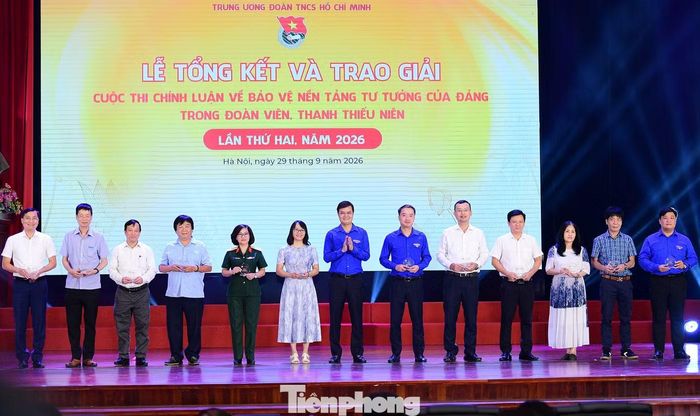  Anh Bùi Quang Huy trao biểu trưng cuộc thi tặng các thành viên Hội đồng Giám khảo. ﻿Ảnh: Xuân Tùng 