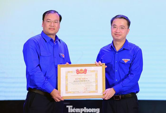 Bí thư T.Ư Đoàn Nguyễn Tường Lâm trao giải tập thể cho Tỉnh Đoàn Hưng Yên.
