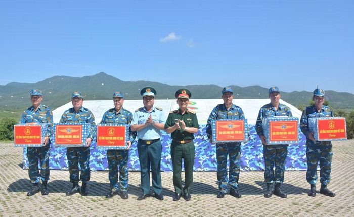 Thượng tướng Phạm Trường Sơn - Phó Tổng Tham mưu trưởng Quân đội nhân dân Việt Nam và Trung tướng Vũ Hồng Sơn - Tư lệnh Quân chủng Phòng không - Không quân, trao quà tặng các đơn vị hoàn thành tốt nhiệm vụ diễn tập.