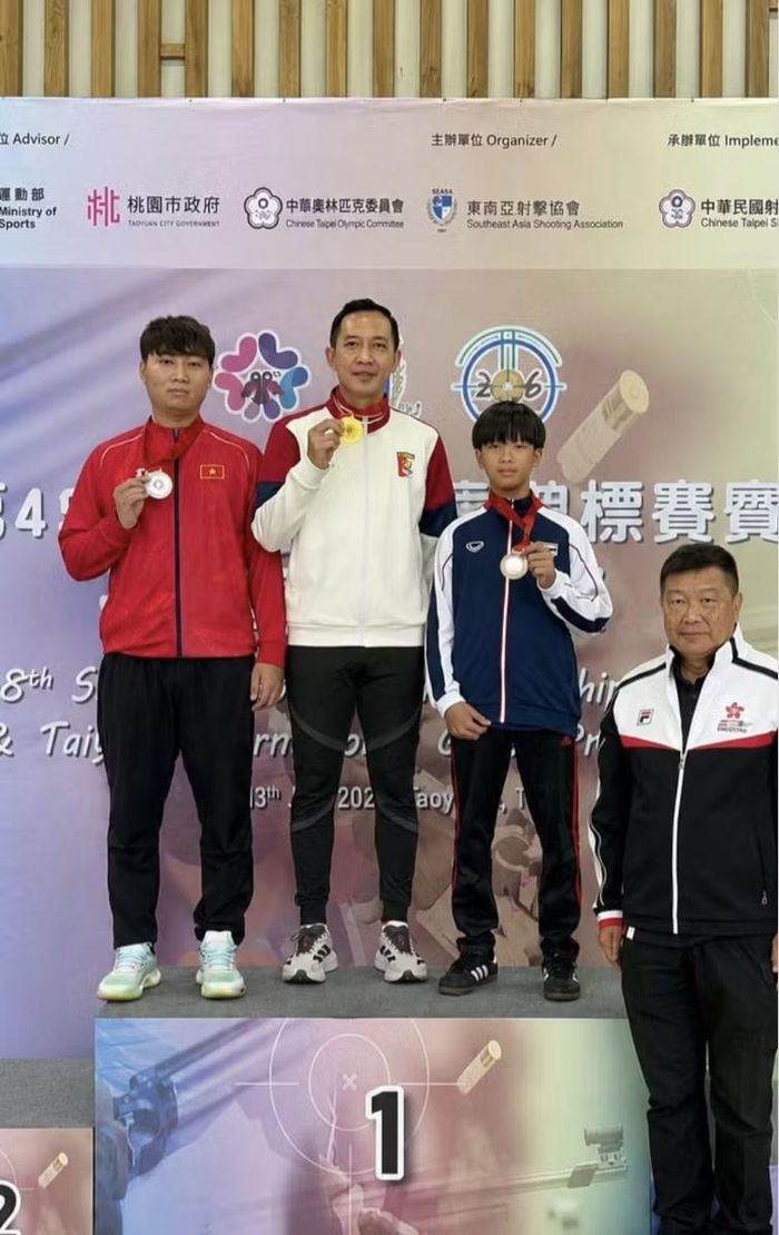 Daranpop (phải) trên bục nhận huy chương đồng tại giải Vô địch bắn súng Đông Nam Á 2026. Cậu tham dự Asiad 20 khi mới chỉ 13 tuổi