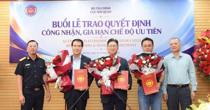 Lãnh đạo Cục Hải quan trao quyết định công nhận mới và gia hạn cho các doanh nghiệp ưu tiên.