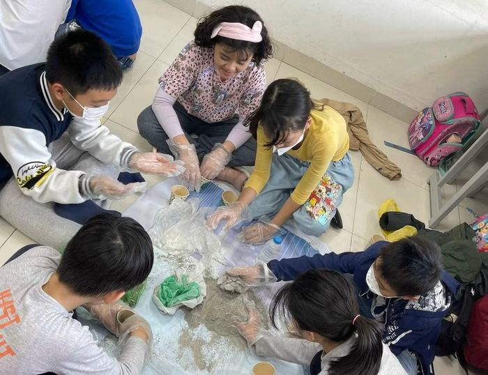 Học sinh tiểu học ở Hà Nội trong một giờ hoạt động trải nghiệm tại trường