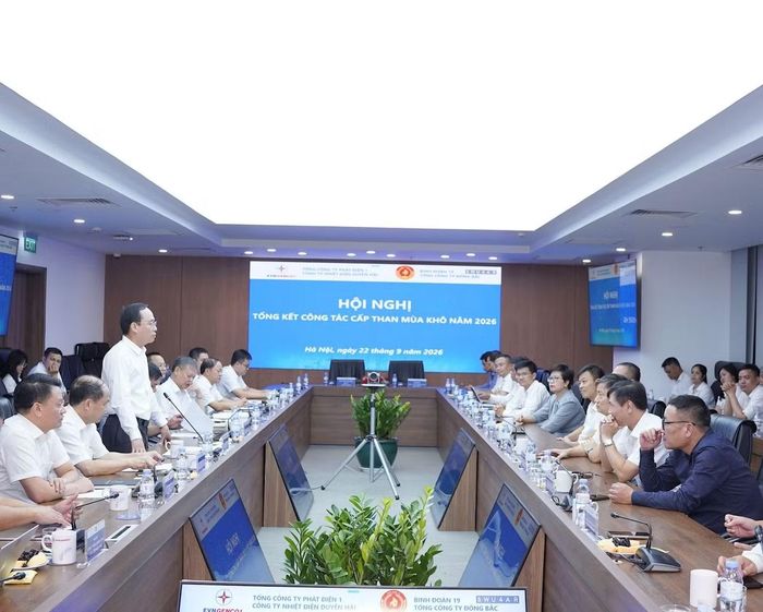 Thiếu tướng Đỗ Mạnh Khảm - Tư lệnh binh đoàn, Chủ tịch kiêm Tổng giám đốc Tổng công ty Đông Bắc phát biểu tại hội nghị tổng kết, rút kinh nghiệm công tác cấp than mùa khô 2026