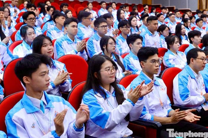 Các đại biểu quét mã QR bằng điện thoại để truy cập và sử dụng tài liệu.