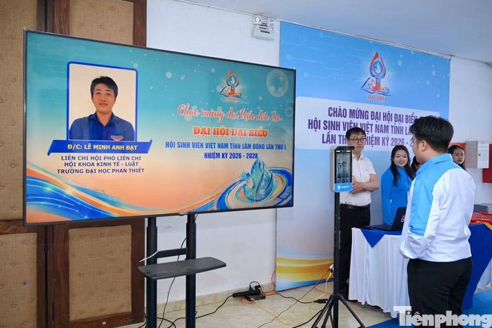 Đại biểu quét khuôn mặt điểm danh.