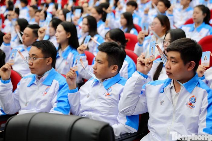 Đại biểu biểu quyết thông qua danh sách nhân sự.