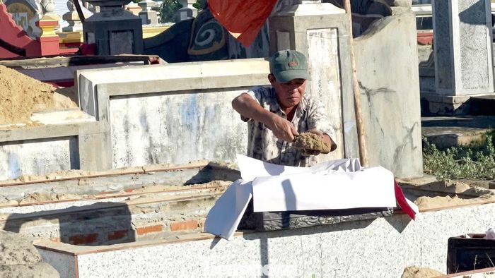 Người dân Thuận An đẩy nhanh di dời mồ mả, nhằm sớm bàn giao mặt bằng cho dự án.