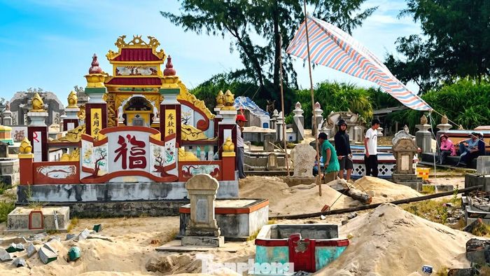 Theo chính quyền địa phương, việc rà soát, kiểm kê và xác minh chủ sở hữu các phần mộ được thực hiện theo 3 giai đoạn. Nhiều trường hợp thân nhân sinh sống, làm ăn xa quê hoặc định cư ở nước ngoài cũng được liên hệ để phối hợp thực hiện.