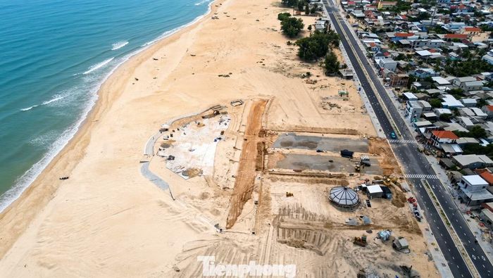 Nhìn từ trên cao, khu vực triển khai dự án Hạ tầng kỹ thuật và Công viên văn hóa đa năng biển Thuận An, do Ban QLDA Đầu tư xây dựng khu vực 1 TP. Huế làm chủ đầu tư, đang là đại công trường nằm giữa bờ biển và tuyến đường mới nối cầu vượt cửa biển vừa hoàn thành xây dựng.