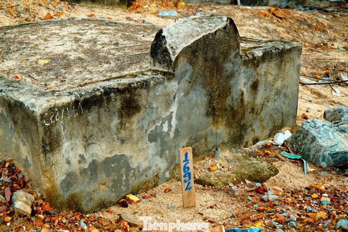 Dọc khu vực tổ dân phố An Hải, hàng trăm ngôi mộ nằm trong phạm vi dự án đang được đánh số, cắm mốc và lập hồ sơ kiểm kê để phục vụ công tác giải phóng mặt bằng. Nhiều lô mộ đã hoàn tất thủ tục kiểm kê, chờ người thân thực hiện di dời theo quy định.