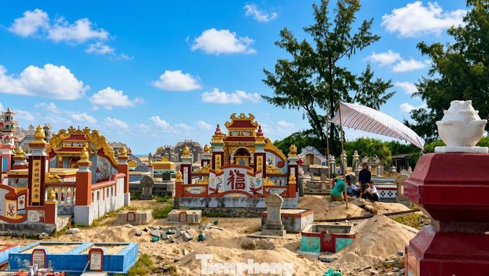 Khoảng 1.873 mộ phần tại phường Thuận An (TP. Huế) nằm trong diện di dời để phục vụ dự án xây dựng quảng trường, công viên văn hóa đa năng khu vực ven biển Thuận An. Đến nay, hơn 1.400 lăng mộ của 550 hộ dân đã hoàn tất di dời, bàn giao mặt bằng.