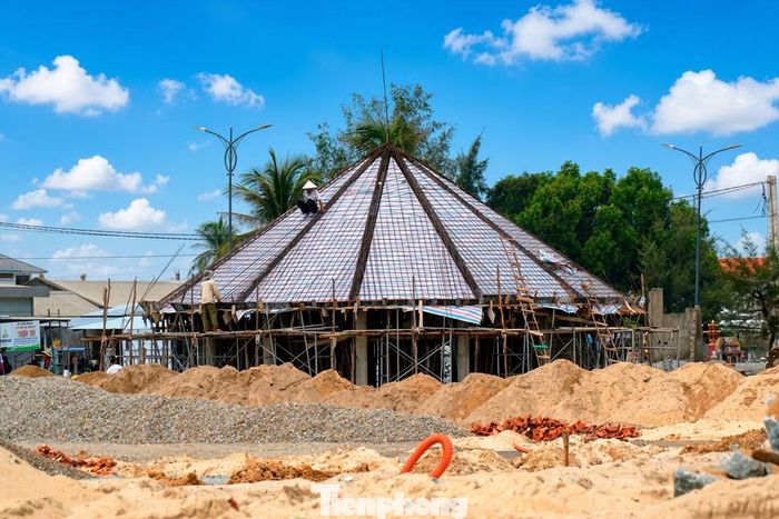 Từ khu đất từng là nghĩa địa dày đặc mồ mả âm u, hiu hắt ven biển, những hạng mục thuộc dự án như quảng trường, công viên và hạ tầng kỹ thuật hiện đại đang dần hiện hữu, mở ra diện mạo mới giàu sức sống cho đô thị biển ở Huế.