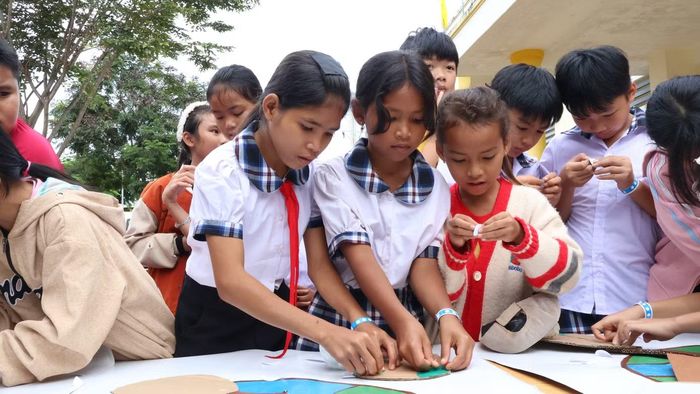 Các em hào hứng tham gia làm rối, trò chơi và tìm hiểu những hành động bảo vệ môi trường.