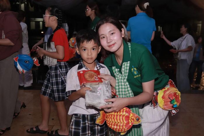 Vở kịch được các bạn sinh viên tình nguyện lồng ghép những bài học về kỹ năng sống cho các em thiếu nhi.