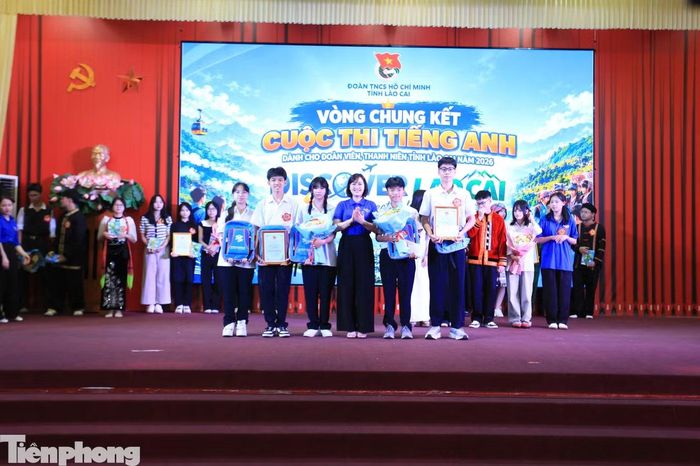 Ban tổ chức trao giải cho các đội thi.