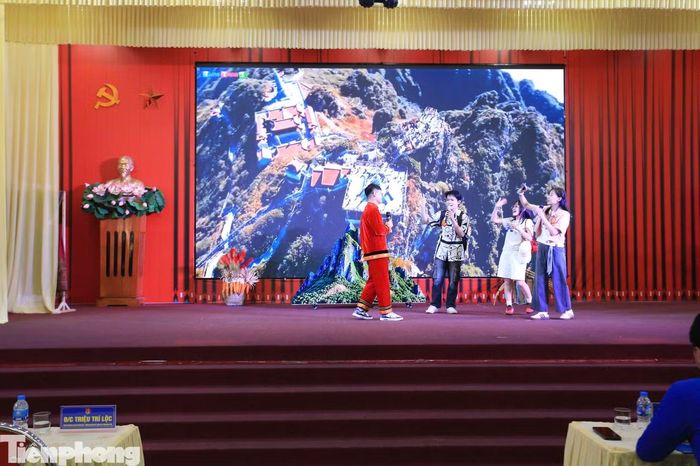 Ở phần thi tình huống trên sân khấu, các đội sử dụng tiếng Anh để giới thiệu về bản sắc văn hóa, con người và tiềm năng du lịch của tỉnh Lào Cai.