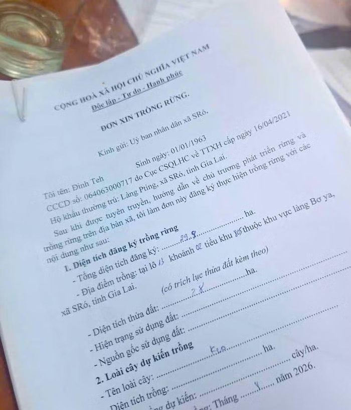 Người dân khẳng định hoàn toàn không biết những lá đơn xin trồng rừng mà lãnh đạo xã Sró đưa ra.
