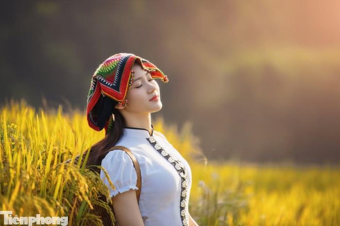 “Mùa lúa chín vàng trải dài trên những ruộng bậc thang giúp tôi có nhiều bức ảnh đẹp như trong phim. Khi đến đây tham quan, tôi thuê người chụp ảnh địa phương và mặc trang phục của đồng bào Mông để ghi lại những khoảnh khắc đẹp”, một du khách đến từ Hà Nội chia sẻ.