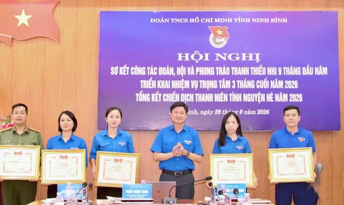 Nhiều tập thể, cá nhân được khen thưởng trong chương trình. Ảnh: CTV