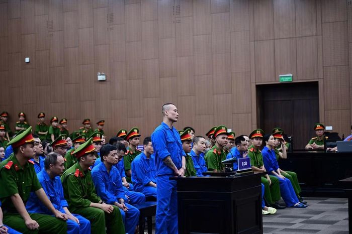 Các bị cáo trả lời xét hỏi.