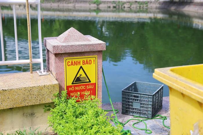 Trước đó, vào tháng 6/2026, hồ cũng từng xảy ra hiện tượng cá chết tương tự. Theo Ban Quản lý đầu tư - hạ tầng phường Nghĩa Đô, hồ điều hòa đang chịu tải lớn khi tiếp nhận lưu lượng nước mặt và nước thải sinh hoạt từ các khu dân cư lân cận (Chùa Hà, Nghĩa Tân, Tô Hiệu...) thông qua các trục cống D600, D800, D1000 và D1500, sau đó thoát ra tuyến cống đường Nguyễn Khánh Toàn để chảy về sông Tô Lịch. Lượng nước thải sinh hoạt liên tục đổ về hồ, khi gặp thời tiết biến động cực đoan, làm gia tăng tình trạng thiếu hụt oxy trong nước, dẫn đến việc cá chết.
