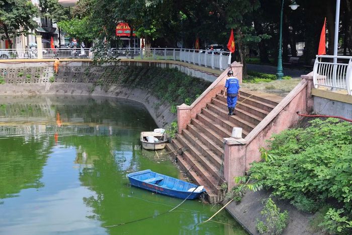 Vừa hoàn thành nâng cấp, cải tạo với diện mạo khang trang, hồ điều hòa công viên Nghĩa Đô (phường Nghĩa Đô, Hà Nội) bất ngờ xuất hiện tình trạng cá nổi ngửa bụng và chết hàng loạt.