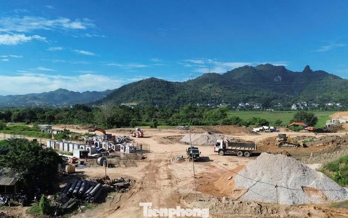 Ghi nhận tại công trường, dù thời tiết nắng ráo, một vài máy xúc, ủi thi công cầm chừng.