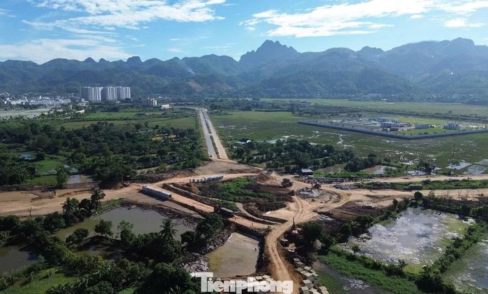 Ông Đặng Tài Đức, chuyên viên Phòng Dự án 2, Ban Quản lý dự án khu vực Hòa Bình (Chủ đầu tư) cho biết, dự án chậm tiến độ do thiếu nguồn đất đắp và vướng mắc trong công tác giải phóng mặt bằng. Một số hộ dân chưa chấp thuận phương án bồi thường, hỗ trợ. Ngoài ra, giá nguyên vật liệu và chi phí vận chuyển tăng cao cũng gây khó khăn cho các nhà thầu. Tiến độ dự án hiện phụ thuộc vào việc giải phóng mặt bằng trên địa bàn phường Hòa Bình.