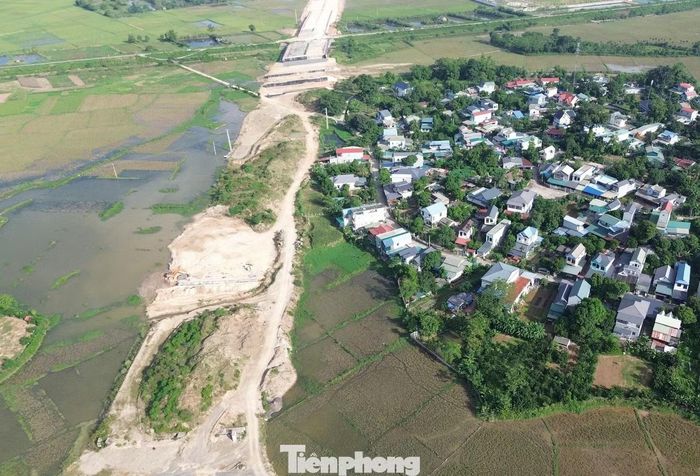 Ông Bùi Đình Nhân, người dân phường Hòa Bình cho biết, suốt 4 năm qua người dân xung quanh mong tuyến đường sớm hoàn thành để đi lại thuận tiện hơn.
