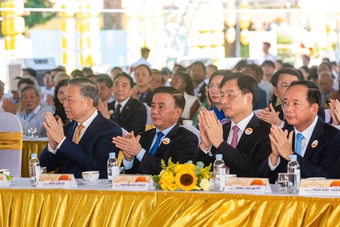 Dự buổi lễ có Tổng Bí thư, Chủ tịch nước Tô Lâm; các Ủy viên Bộ Chính trị: Thường trực Ban Bí thư Trần Cẩm Tú; Bí thư Trung ương Đảng, Trưởng Ban tổ chức Trung ương Nguyễn Duy Ngọc; Bí thư Trung ương Đảng, Trưởng Ban Tuyên giáo Trung ương Trịnh Văn Quyết; Bí thư Trung ương Đảng, Chủ tịch Ủy ban Trung ương Mặt trận Tổ quốc Việt Nam Bùi Thị Minh Hoài và Bí thư Thành ủy Hà Nội Trần Đức Thắng. Cùng dự có Bí thư Trung ương Đảng, Phó Thủ tướng Chính phủ Phạm Thị Thanh Trà.