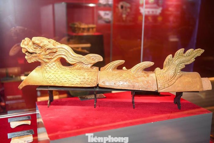 Khu trưng bày các tư liệu, hiện vật khảo cổ liên quan điện Kính Thiên. Những phát hiện qua các đợt khai quật, trong đó có vật liệu kiến trúc, đồ dùng sinh hoạt Hoàng cung và các hiện vật thời Trần, Lê, góp phần bổ sung cơ sở khoa học cho việc nghiên cứu, phục dựng chính điện Kính Thiên.