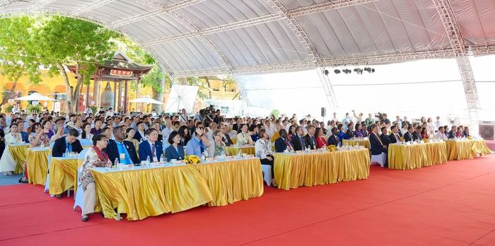 Sáng 29/9, tại Khu di sản Trung tâm Hoàng thành Thăng Long - Hà Nội, TP Hà Nội tổ chức Lễ khởi công Dự án đầu tư Bảo quản, tu bổ, phục hồi Điện Kính Thiên. Lễ khởi công đánh dấu bước triển khai dự án phục hồi chính điện Kính Thiên, góp phần từng bước khôi phục không gian trung tâm của Hoàng thành Thăng Long và làm rõ giá trị lịch sử, văn hóa của di sản.