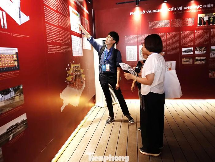 Trong khuôn khổ Hội nghị Đối thoại châu Á - Thái Bình Dương về Di sản và Tính xác thực, ngày 29/9, các đại biểu tham quan không gian trưng bày về tính xác thực trong phục dựng điện Kính Thiên và không gian chính điện Kính Thiên tại Hoàng thành Thăng Long.