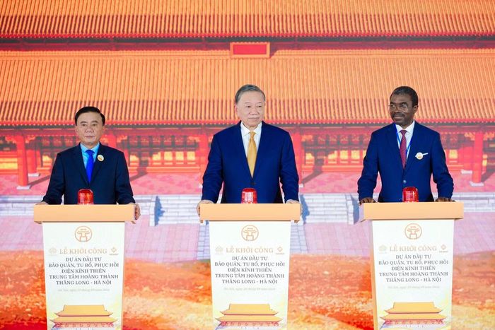  Theo ghi nhận của phóng viên Tiền Phong, nghi thức bấm nút khởi công dự án được thực hiện vào 12h, đúng Chính Ngọ. Thời điểm giữa trưa mang ý nghĩa biểu tượng về thời khắc dương khí đạt cực thịnh và sự khởi đầu hanh thông theo quan niệm truyền thống. Việc lựa chọn thời điểm này cũng tạo sự liên tưởng đến không gian trung tâm quyền lực của Hoàng thành Thăng Long xưa. 