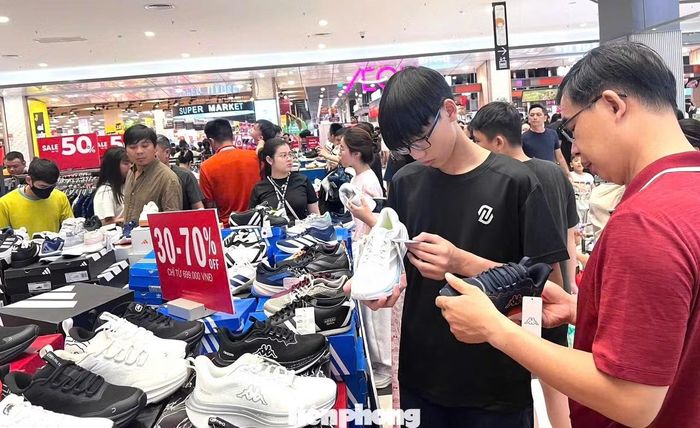 Ở thời điểm hiện tại, thị trường vẫn chưa bước sang giai đoạn ủy quyền phần lớn quyết định mua sắm cho AI. Ảnh: Phương Vy.