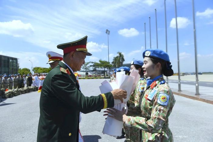 Thượng tướng Nguyễn Trường Thắng tặng hoa, trao quà của Quân ủy Trung ương, Bộ Quốc phòng cho Ban Chỉ huy Đội Công binh số 4, các quân nhân có thành tích xuất sắc và các nữ quân nhân của đội.
